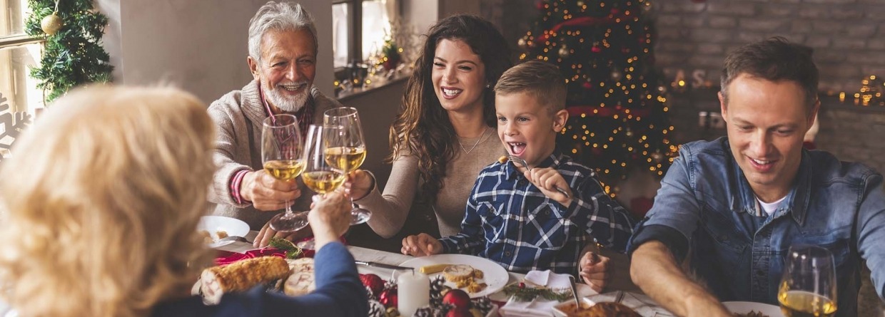 Familie proost tijdens het kerstdiner