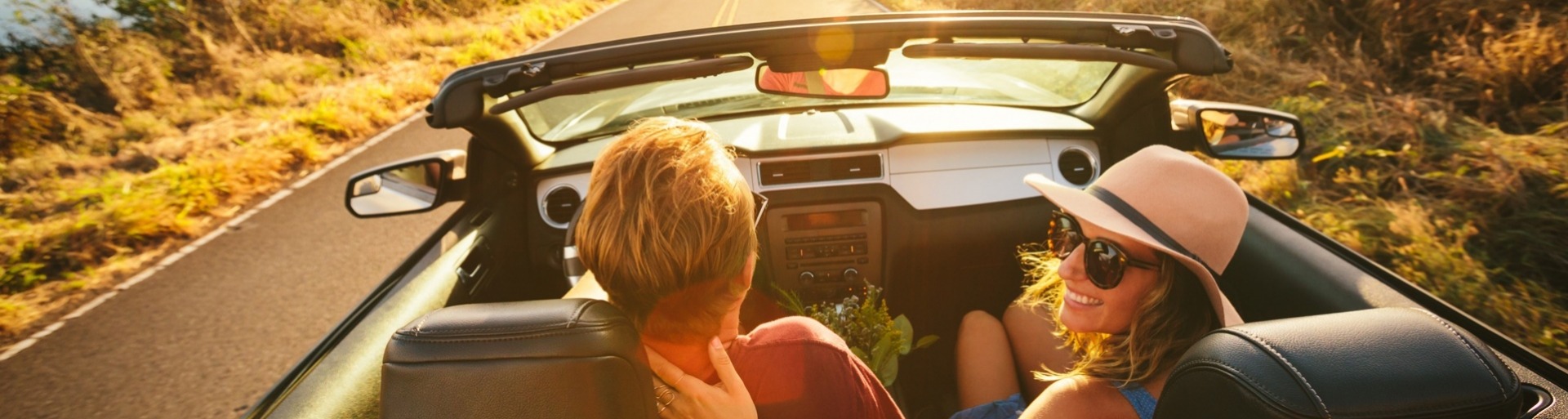 Cabrio met stel rijdt over de weg